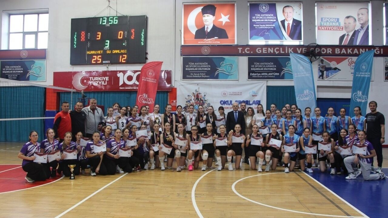 Hürriyet Ortaokulu Yıldız Kızlar Voleybol Şampiyonu Oldu