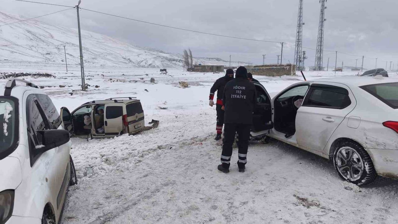 Iğdır-Doğubayazıt Yolunda Zincirleme Trafik Kazası: 3 Yaralı