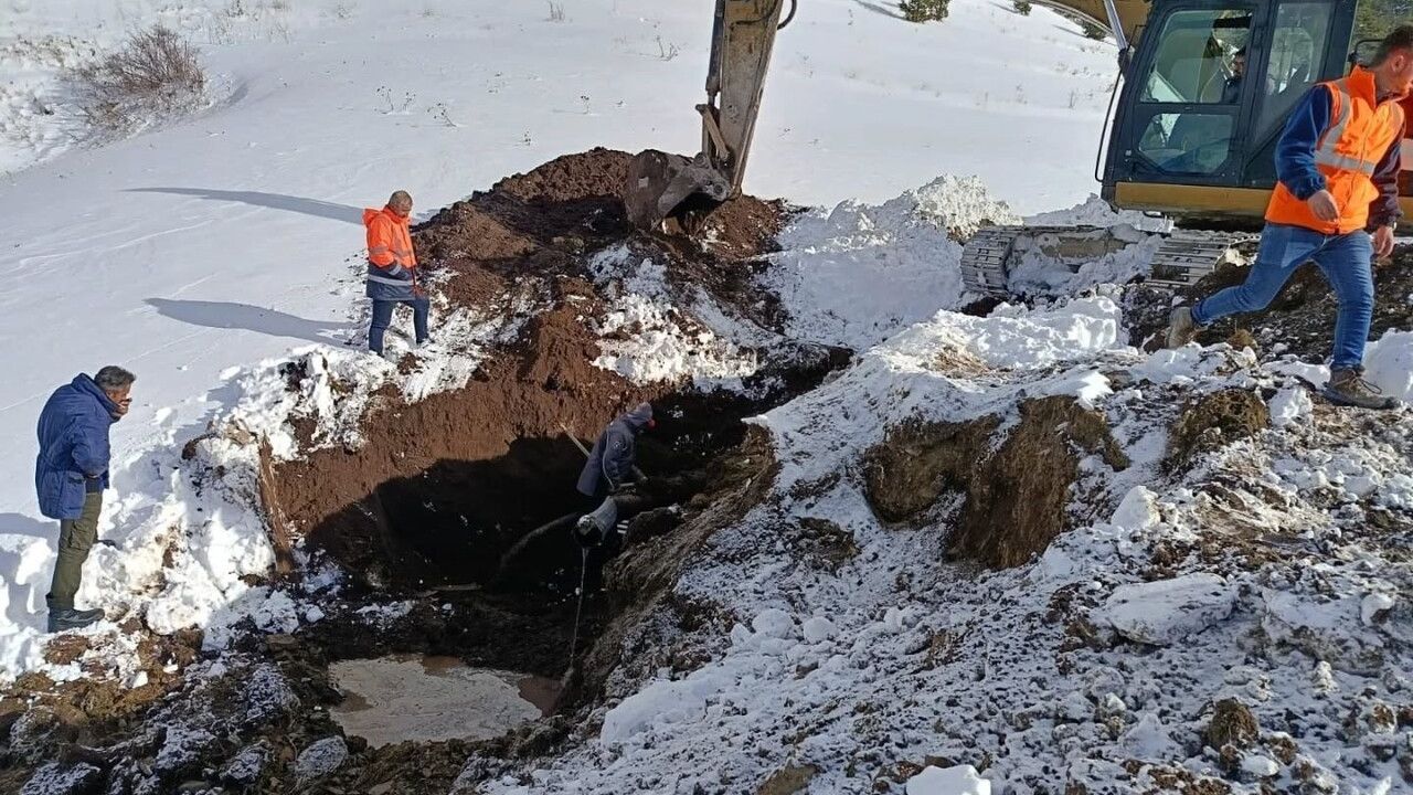 Ilgar Dağı Geçidi'nde Su Borusu Patladı
