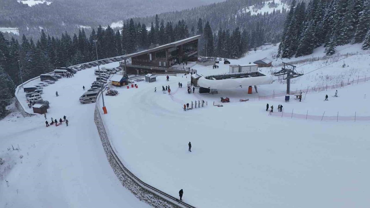 Ilgaz Dağı'ndaki Yurduntepe Kayak Merkezi'nde Kayak Sezonu Başladı