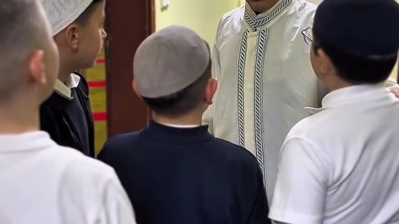 İmam Hatipli Öğrencilerden Namaza Saygı Duruşu