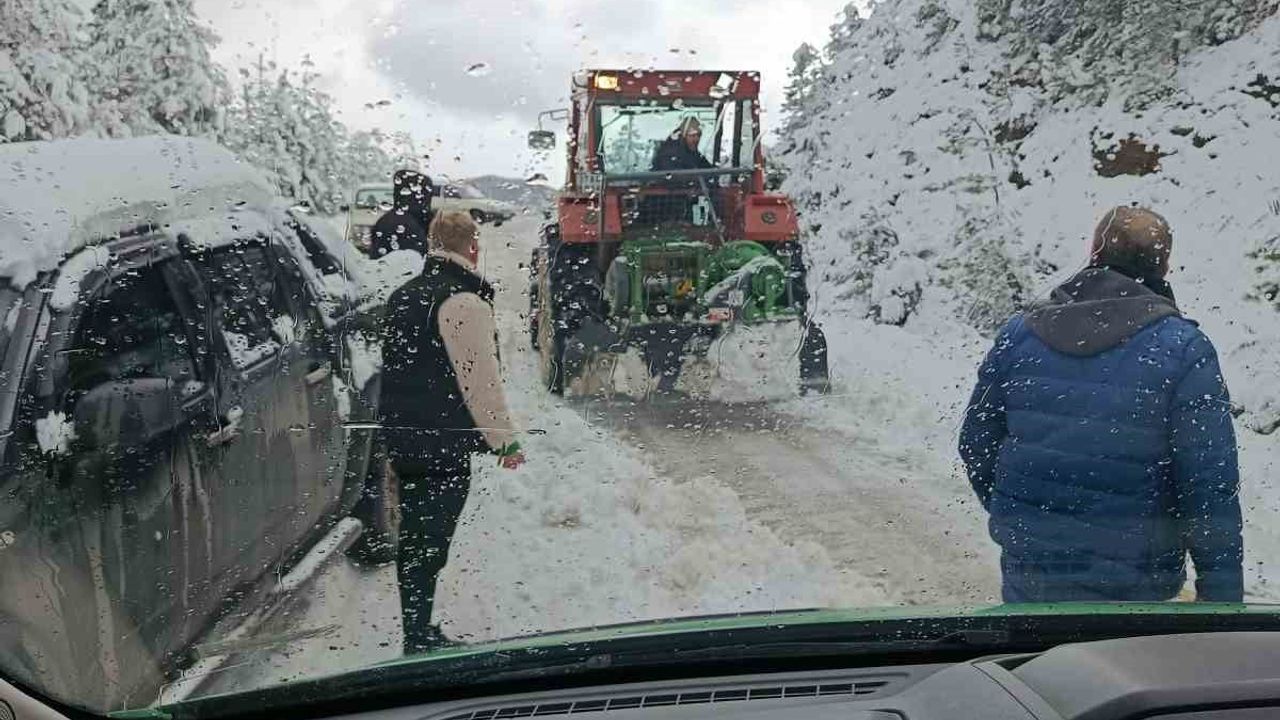İnebolu'da Karda Mahsur Kalan Cenaze Aracı İçin Seferberlik