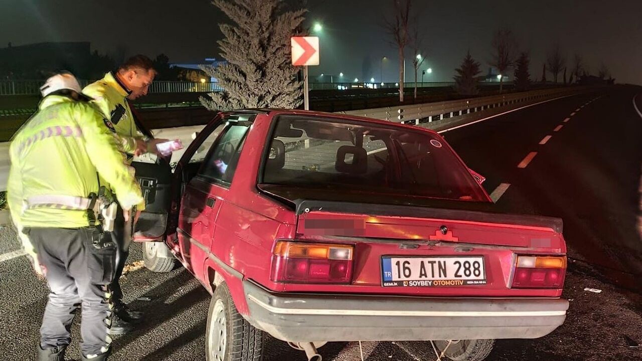 İnegöl’de Kontrolden Çıkan Araç Bariyerlere Çarptı, İki Yaralı