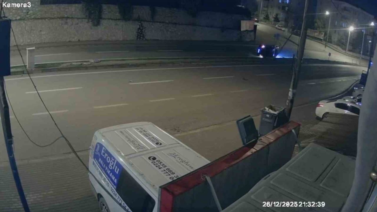 İnegöl'de Kontrolden Çıkan Otomobil Aydınlatma Direğine Çarptı