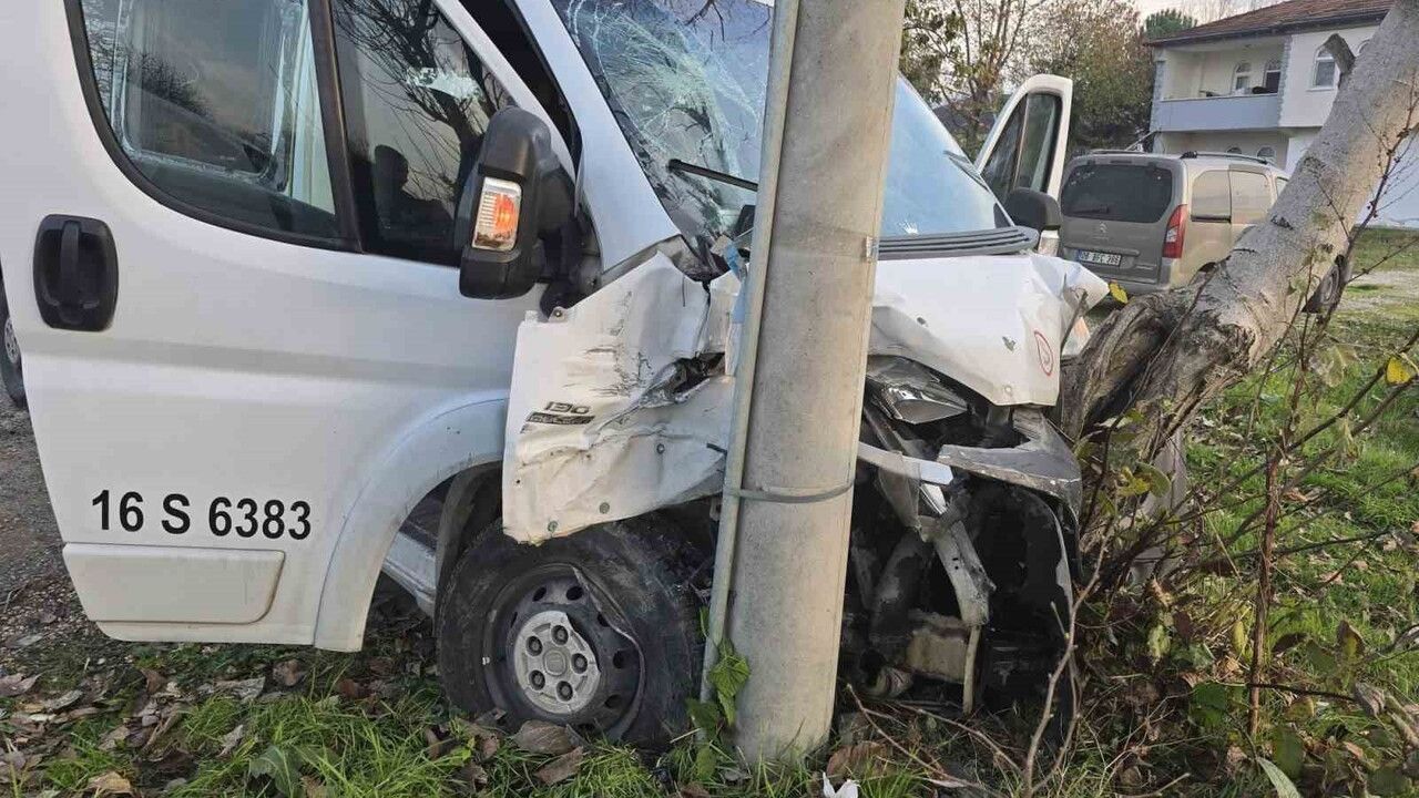 İnegöl'de Minibüs ve Hafif Ticari Araç Çarpıştı: 11 Kişi Yaralı