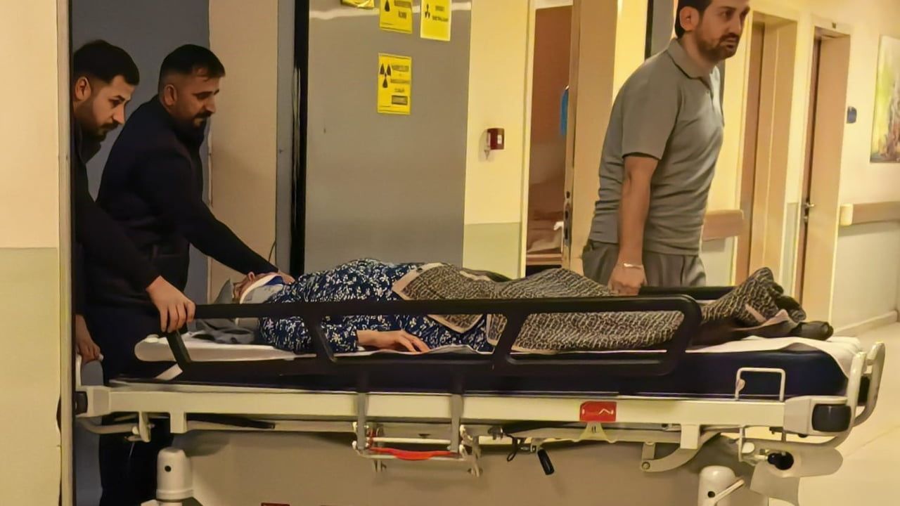 İnegöl'de Otomobil Bariyerlere Çarptı, İki Yaralı