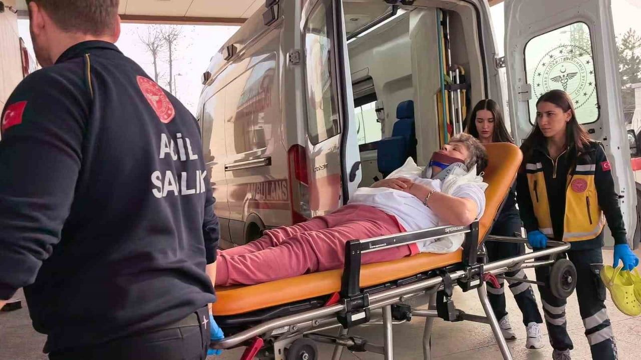 İnegöl'de Tır ve Karavan Çarpıştı: Kadın Sürücü Yaralandı