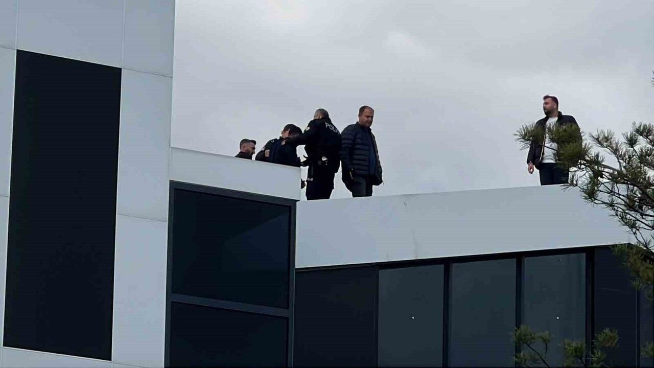 İntihar Girişimi: 430 Bin Lira Alacak İçin Çatıya Çıktı