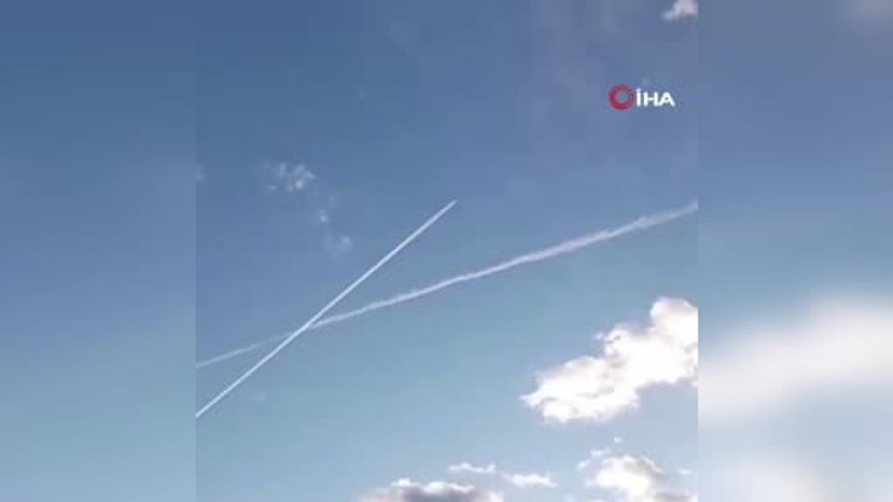 İran Devrim Muhafızları Füze Tatbikatı Gerçekleştirdi