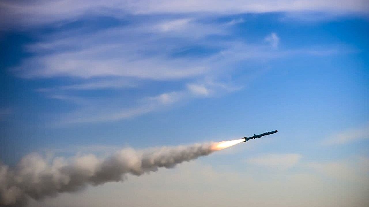 İran Devrim Muhafızları'ndan Umman Denizi'nde Füze Denemesi