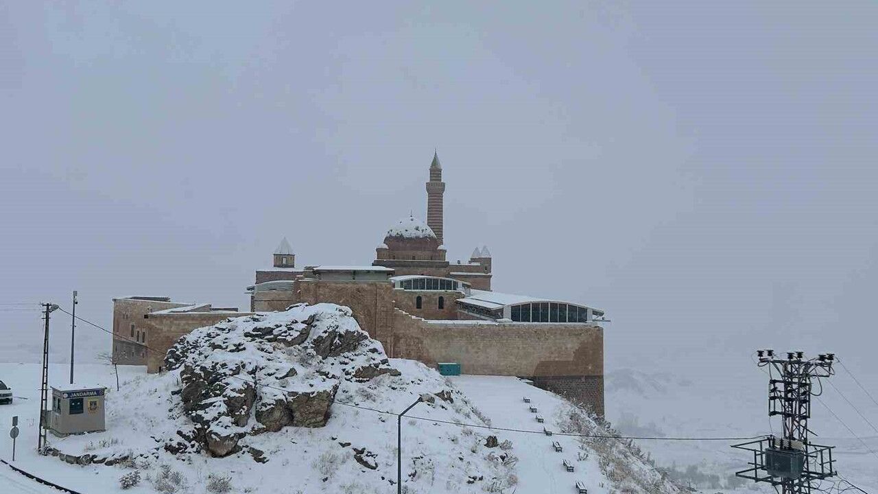 İshak Paşa Sarayı Karla Kaplandı: Büyüleyici Manzaralar