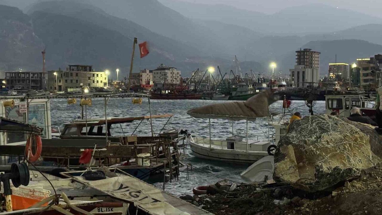 İskenderun'da Fırtına 5 Tekne ve 1 Yatı Alabora Etti