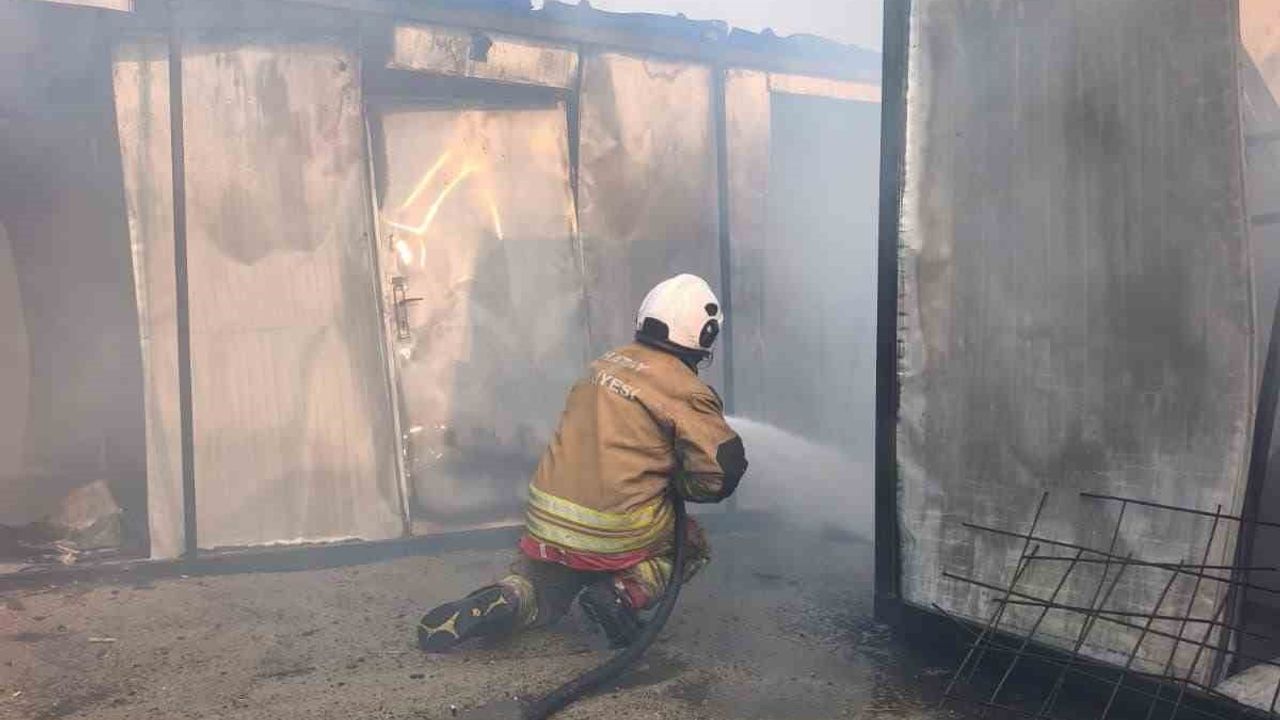 İskenderun'da Konteyner Yatakhanede Yangın Paniği