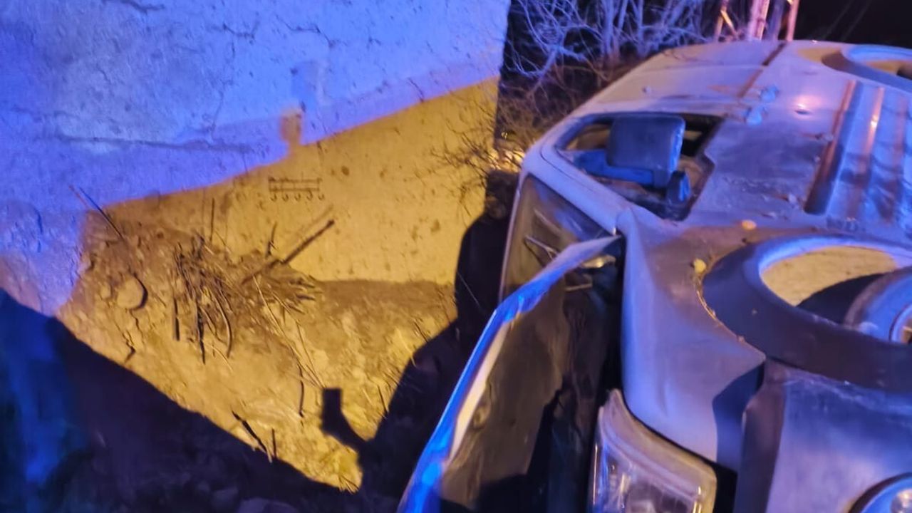 Isparta’da Hafif Ticari Araç Devrildi, İki Kişi Yaralandı