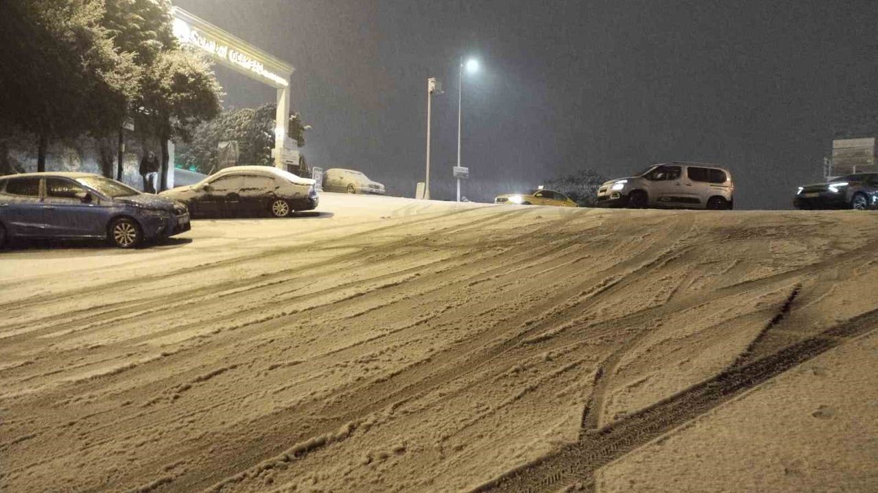 İstanbul Anadolu Yakası'nda Kar Yağışı Etkili Oluyor
