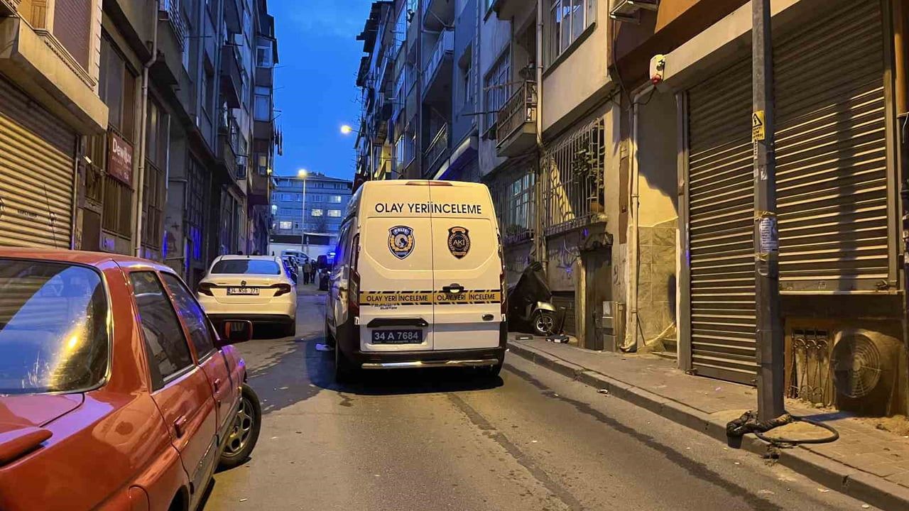 İstanbul'da Cam Silerken 3. Kattan Düşen Kadın Ağır Yaralandı