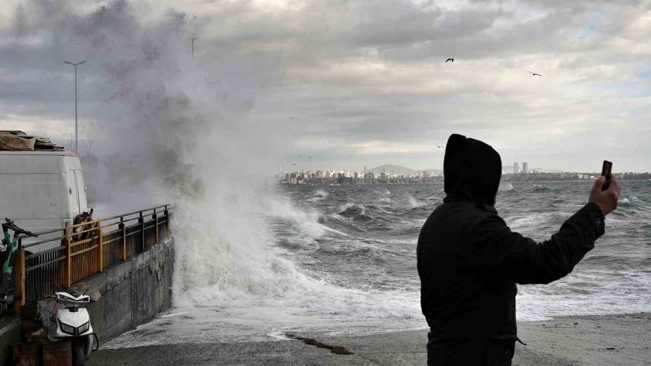 İstanbul'da Fırtınanın Getirdiği Dev Dalgalar