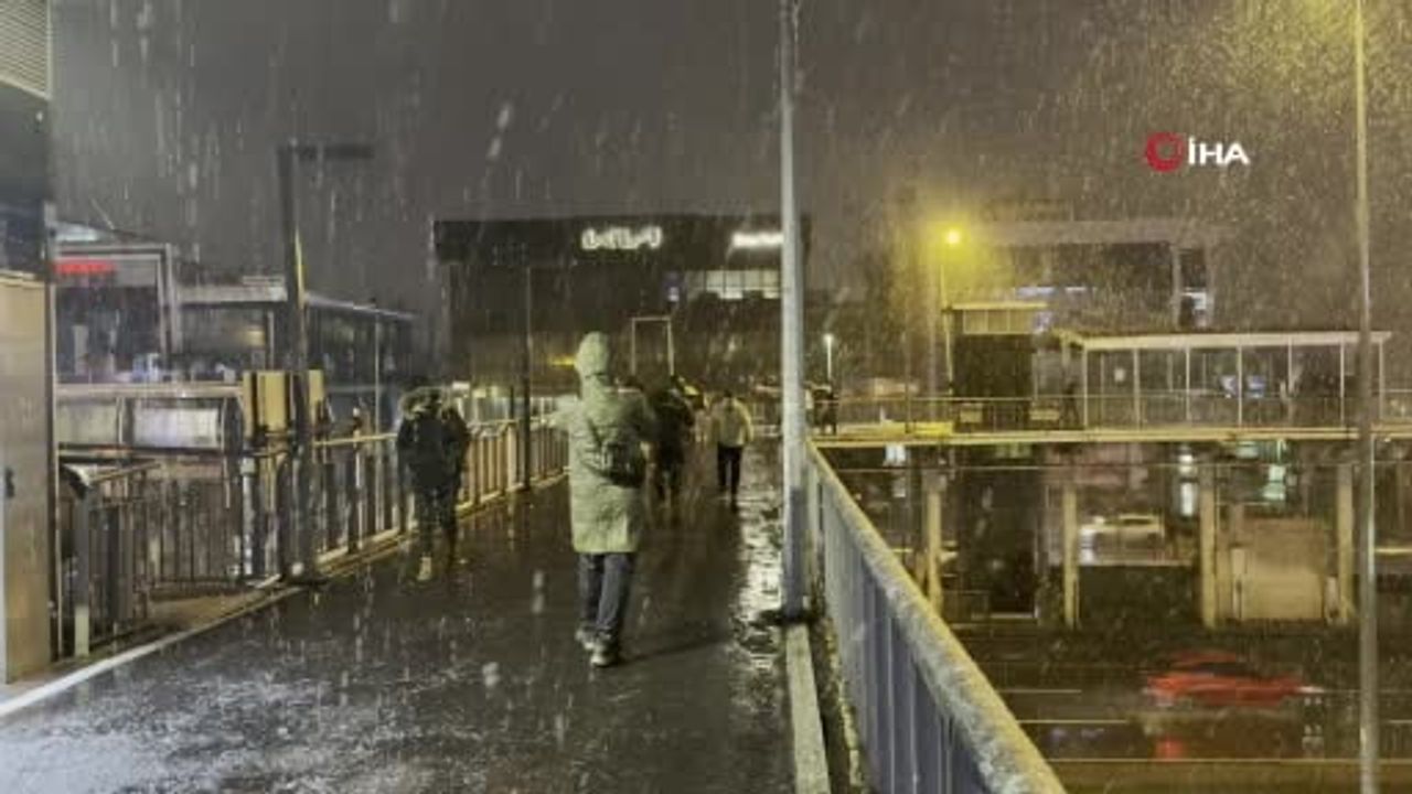 İstanbul'da Kar Yağışı Etkisini Gösterdi