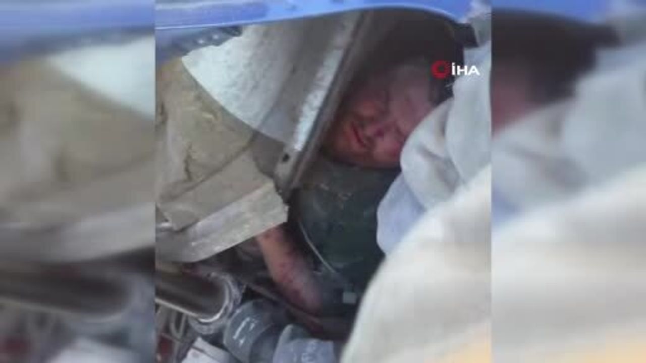 İstanbul İzmir Otoyolu'nda Feci Kaza: Kamyon Sürücüsü Bariyerlere Sıkıştı