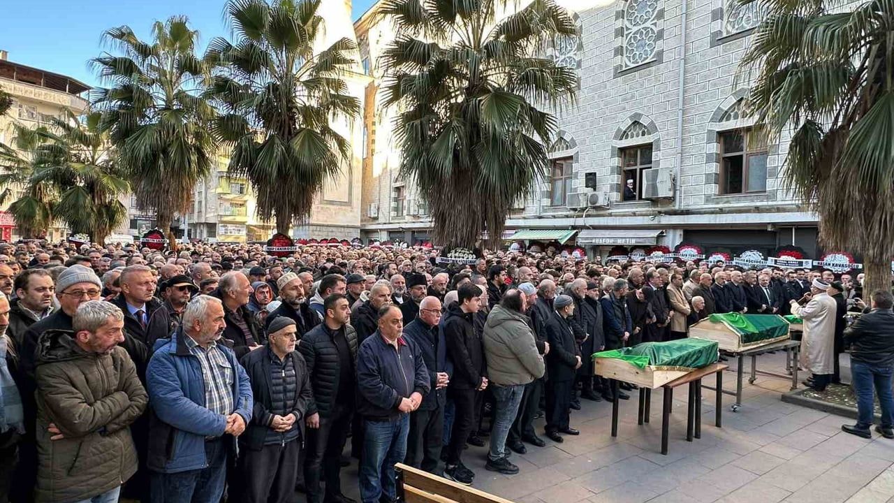 İstanbulspor Başkanı Ecmel Faik Sarıalioğlu'nun Annesi Son Yolculuğuna Uğurlandı