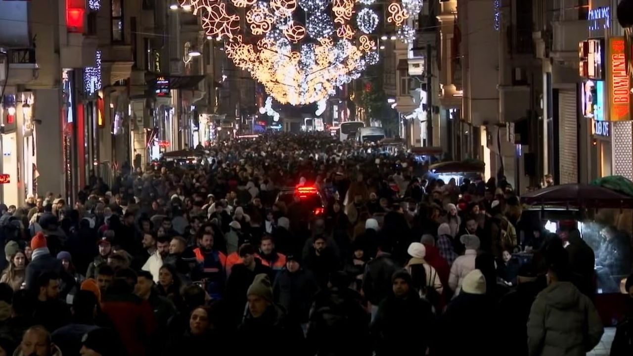 İstiklal Caddesi'nde Yılbaşı Yoğunluğu Hava Görüntüleriyle Kaydedildi