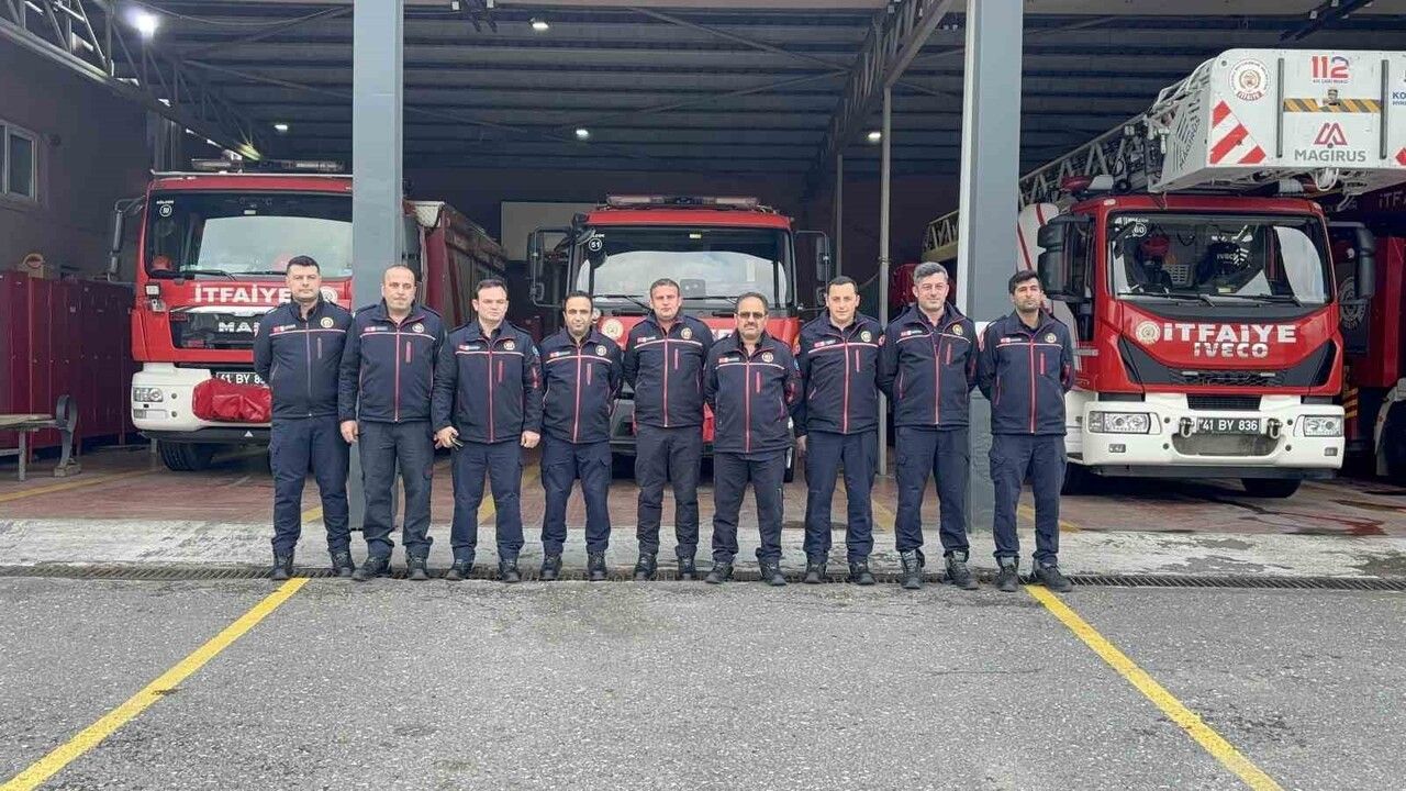 İtfaiyeciden Örnek Davranış: Oksijen Maskesini Vatandaşa Verdi