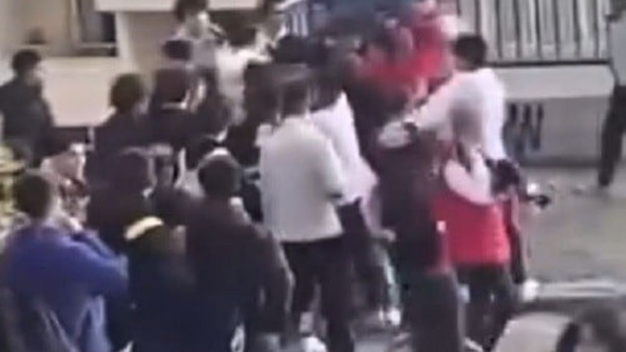 İzmir Buca'da Öğrenci Kavgası: Sokak Boksuna Dönüştü