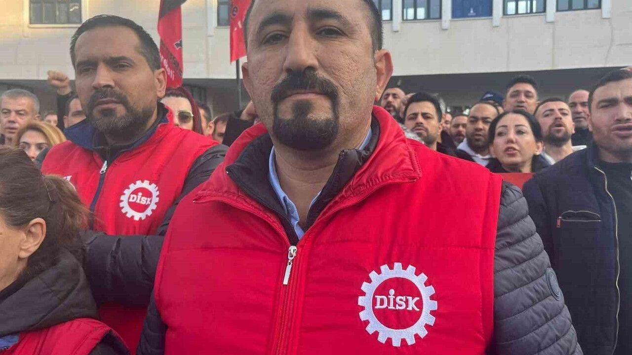 İzmir Büyükşehir İşçileri Çıplak Ayakla Hak Arayışında