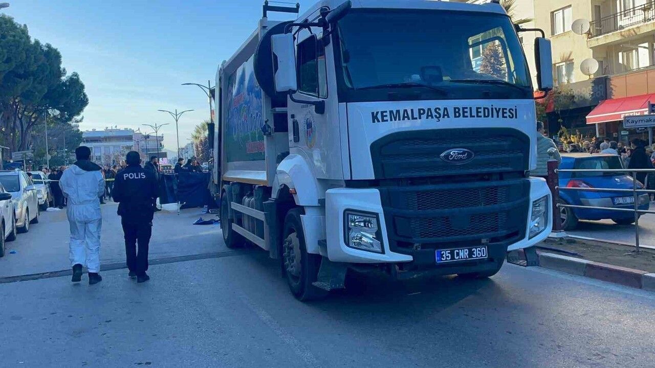 İzmir'de Belediye Çöp Kamyonu Yaya Geçidinde Kadını Hayatından Etti