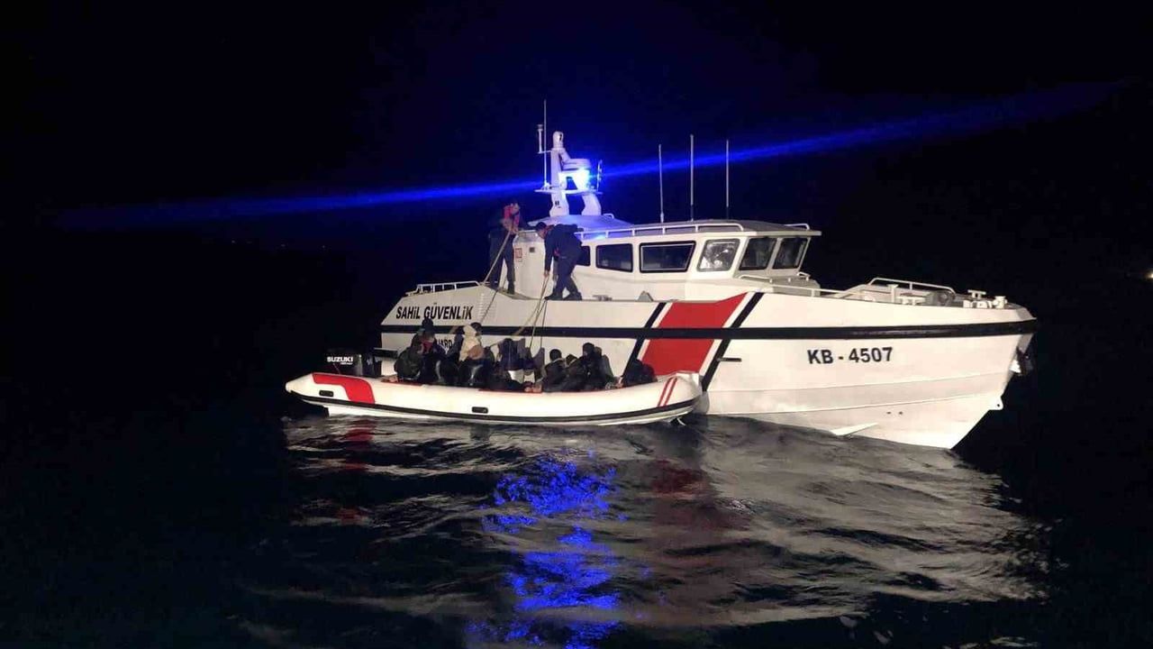 İzmir'de Düzensiz Göçmen Operasyonları: 99 Göçmen Yakalandı