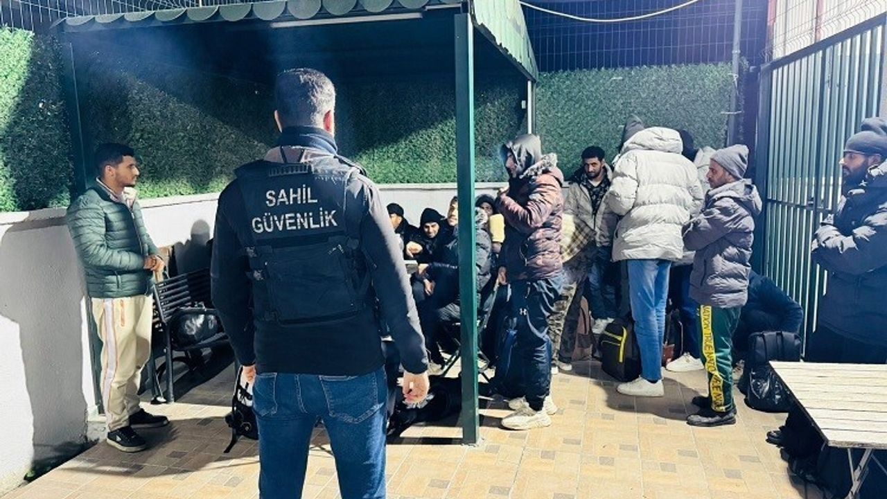 İzmir'de Düzensiz Göçmen Operasyonu: 20 Göçmen ve 1 Kaçakçı Yakalandı