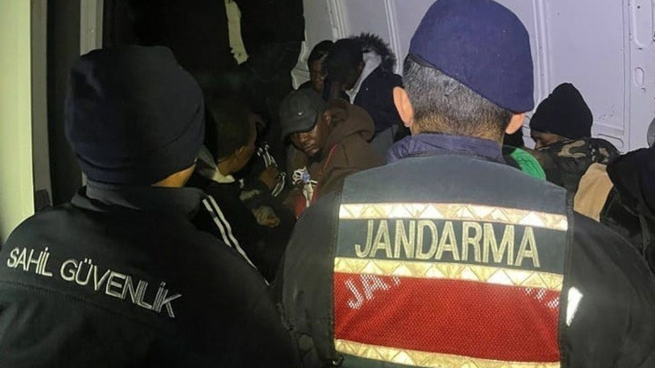 İzmir'de Düzensiz Göçmen Operasyonu: 27 Göçmen ve 4 Kaçakçı Yakalandı