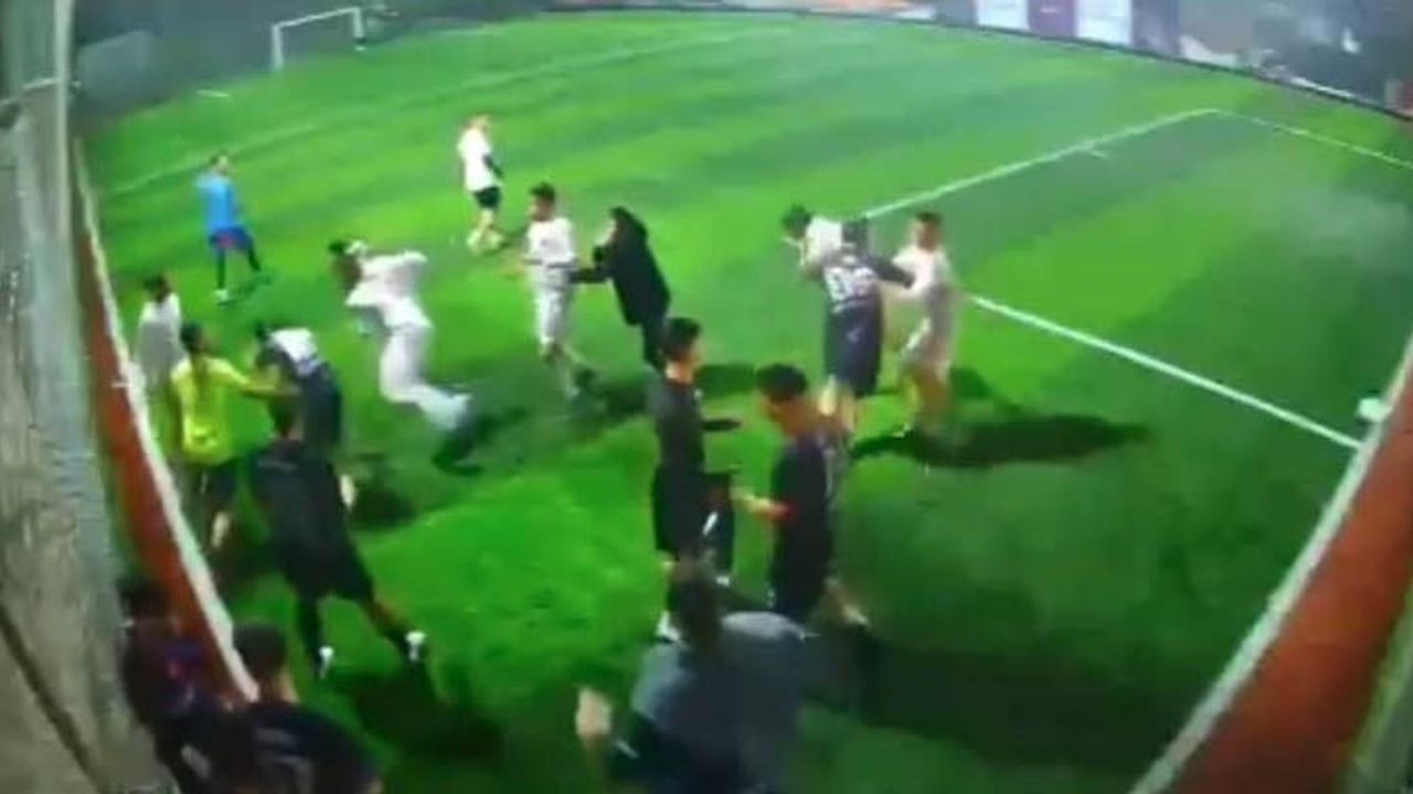 İzmir'de Futbol Maçında Kavga Anları Kaydedildi