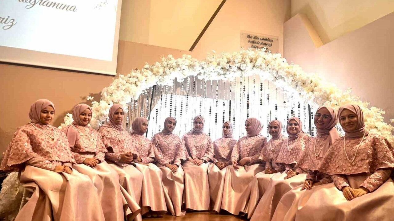 İzmir'de Genç Hafızlar İcazetlerini Aldı