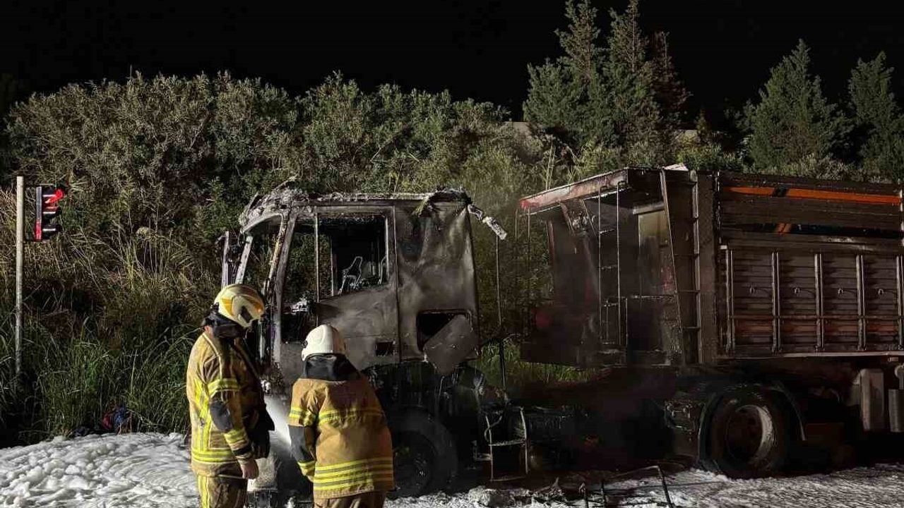İzmir'de Kömür Yüklü Tırda Yangın Çıktı
