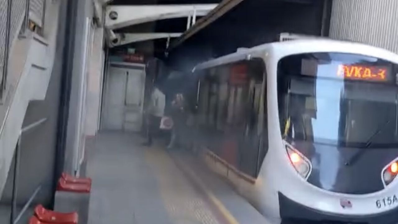İzmir'de Metro Vagonu Raydan Çıktı, Seferler İptal Edildi