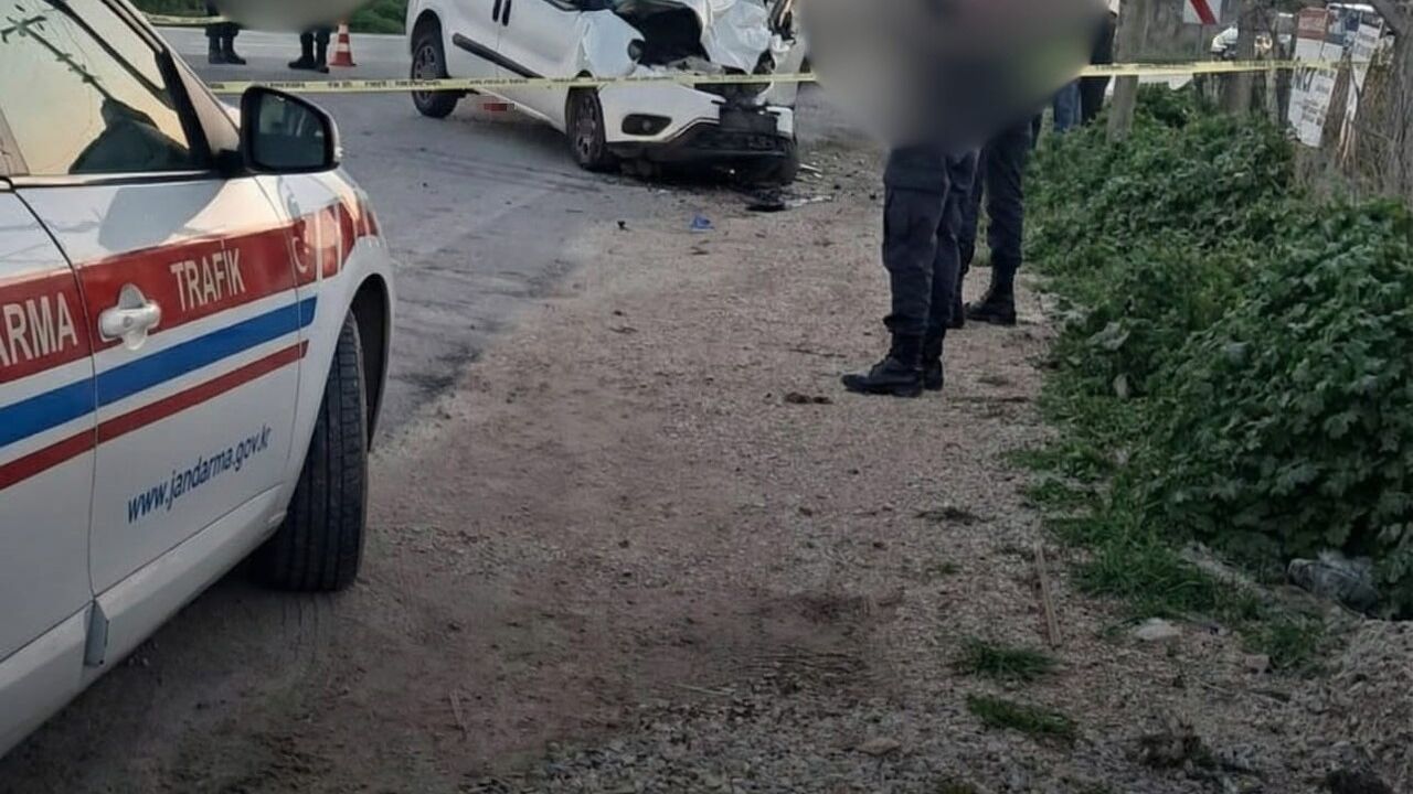 İzmir'de Trafik Kazası: 1 Ölü, 2 Yaralı