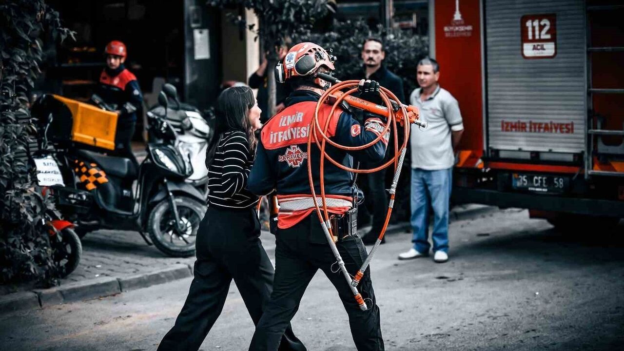 İzmir'de Yangın Paniği: 12 Kişi Kurtarıldı