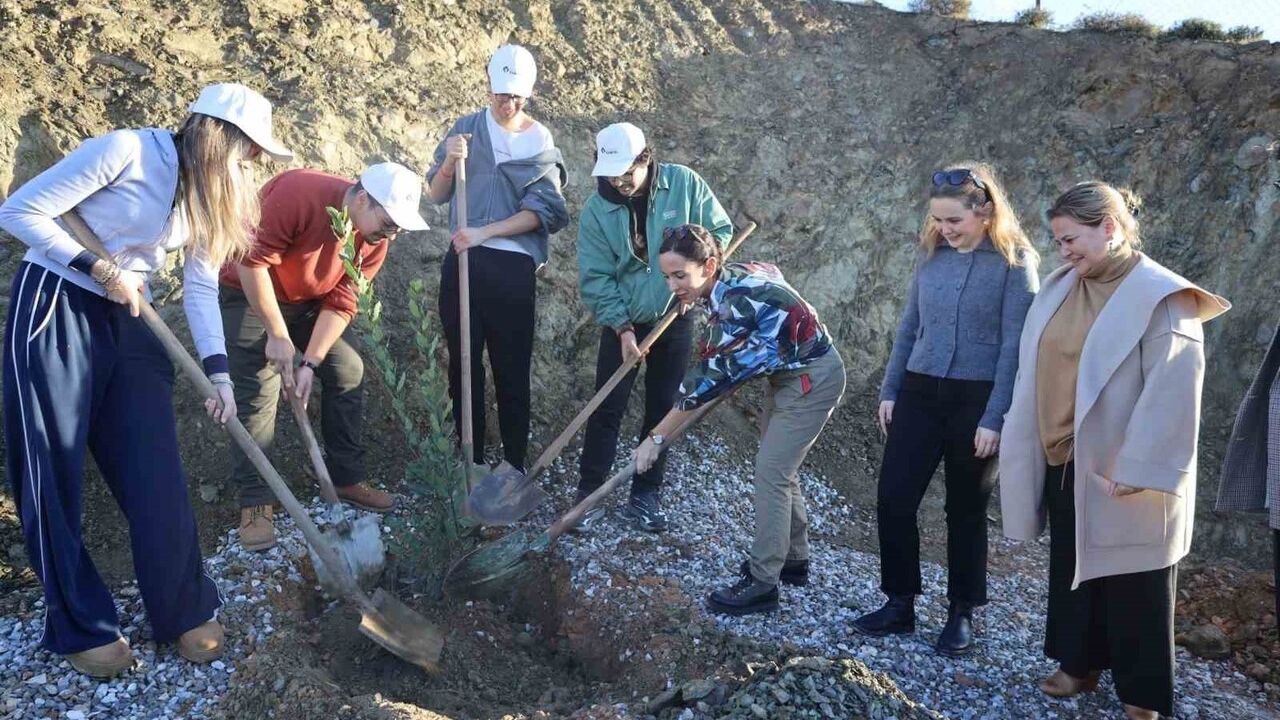 İzmir Ekonomi Üniversitesi'nde Fidan Dikim Etkinliği