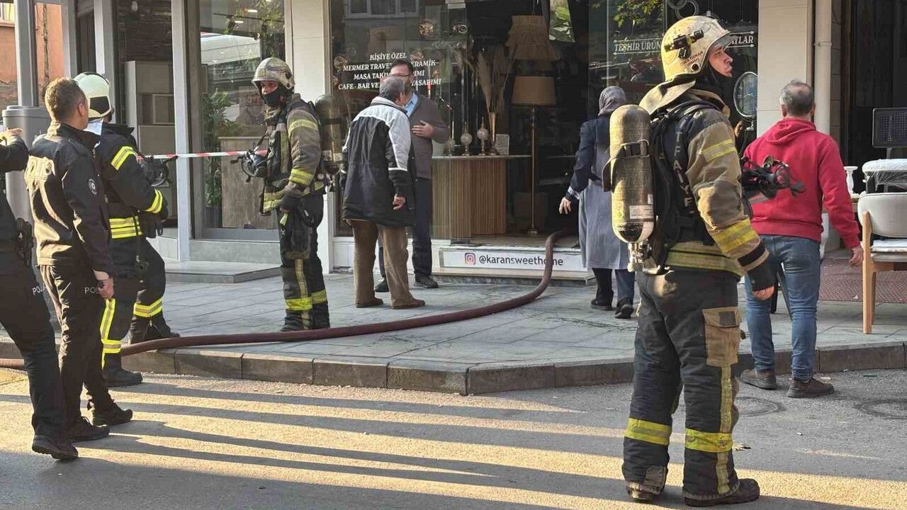İzmit'te Depoda Yangın Paniğe Yol Açtı
