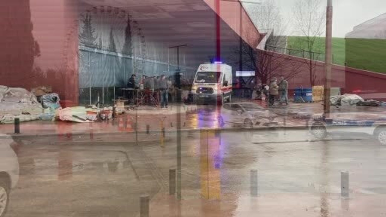 İzmit'te İşçi Akvaryuma Düşerek Yaralandı