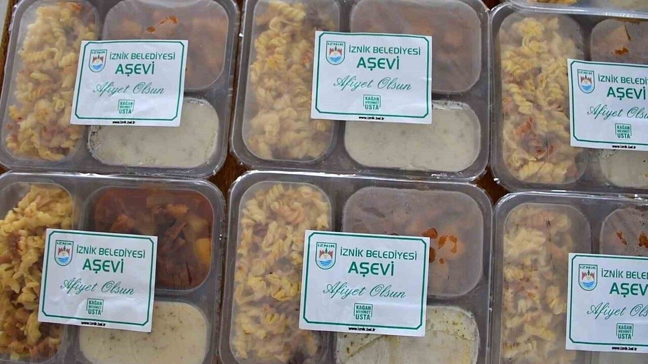 İznik Belediyesi Yıl Boyu Sıcak Yemek Desteği Sunuyor