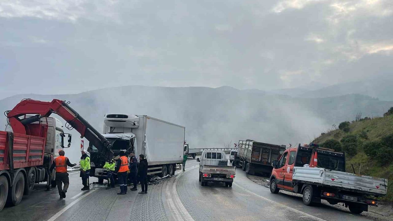 İznik'te Feci Kaza: İki Kamyon Kafa Kafaya Çarpıştı