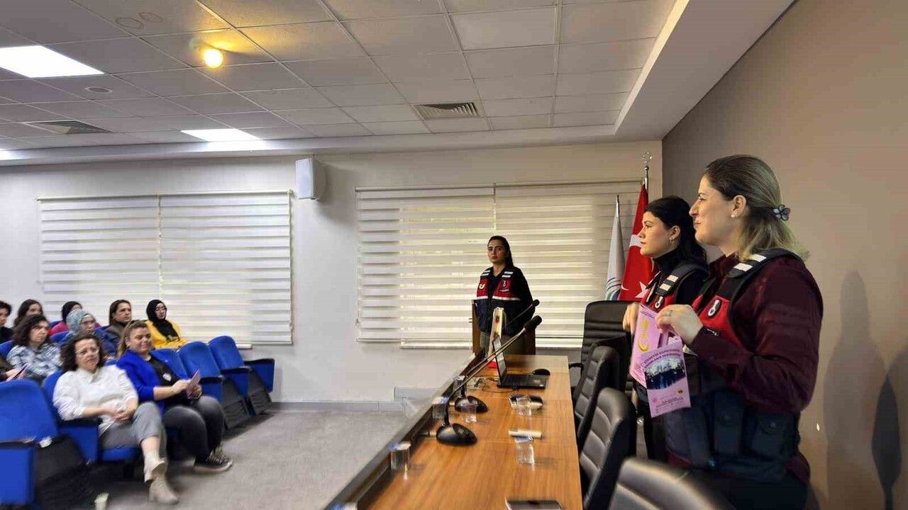Jandarma'dan Üniversitelilere Kadına Şiddet ve Uyuşturucu ile Mücadele Eğitimi