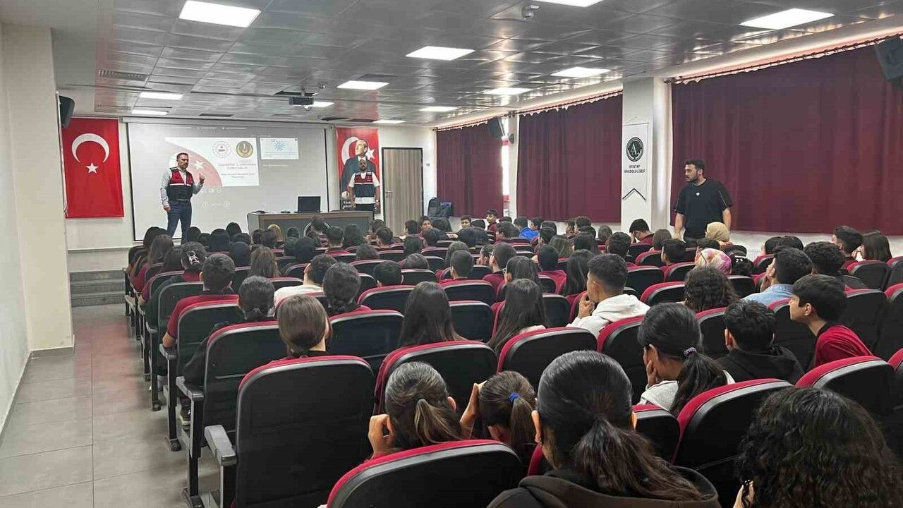 Jandarmadan Öğrencilere Siber Güvenlik Eğitimi