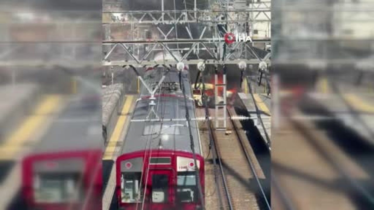 Japonya'da Otomobil ile Tren Çarpıştı