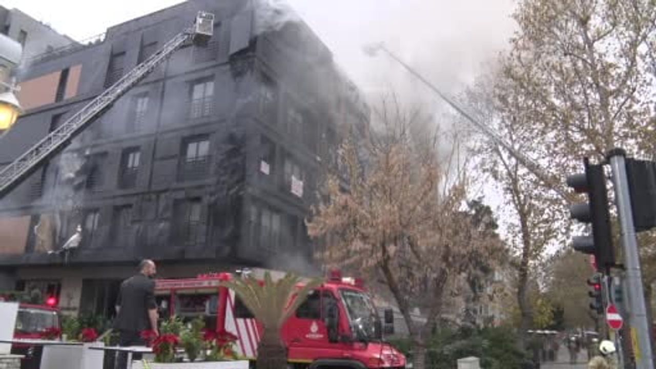 Kadıköy'de Çatı Yangını: 2 Bloklu Bina Zarar Gördü