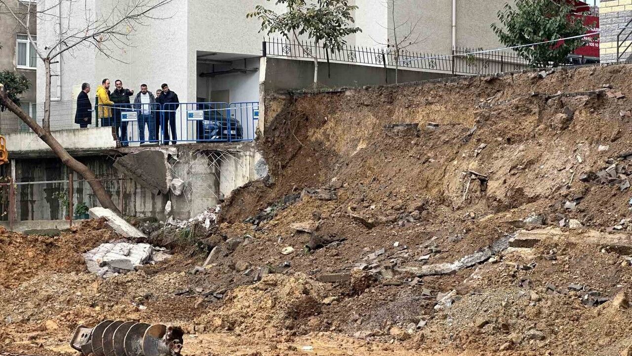 Kadıköy'de İnitiyat Duvarı Çöktü, Yaralanan Yok