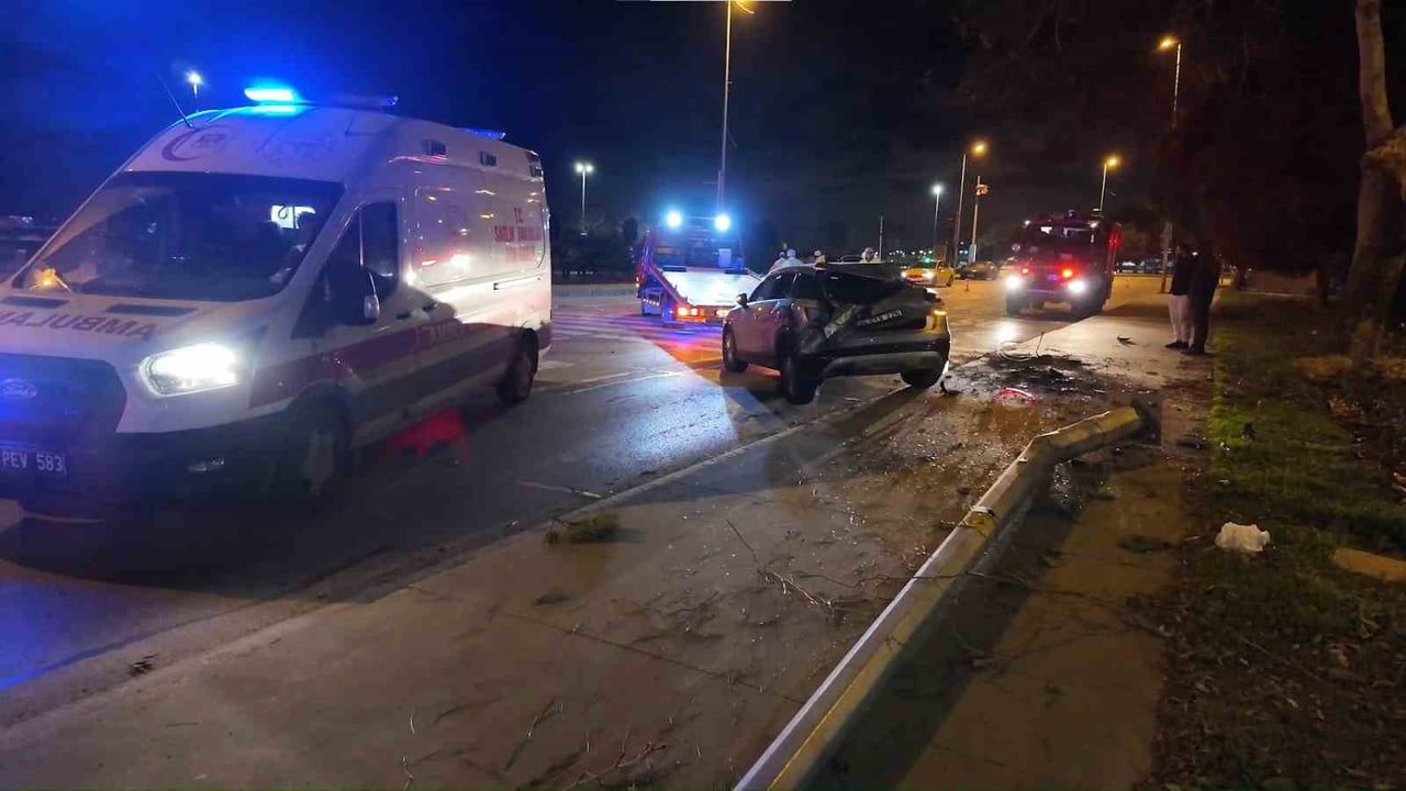 Kadıköy'de Trafik Kazası: Sürücü Takla Attı, Elektrik Direği Devirdi