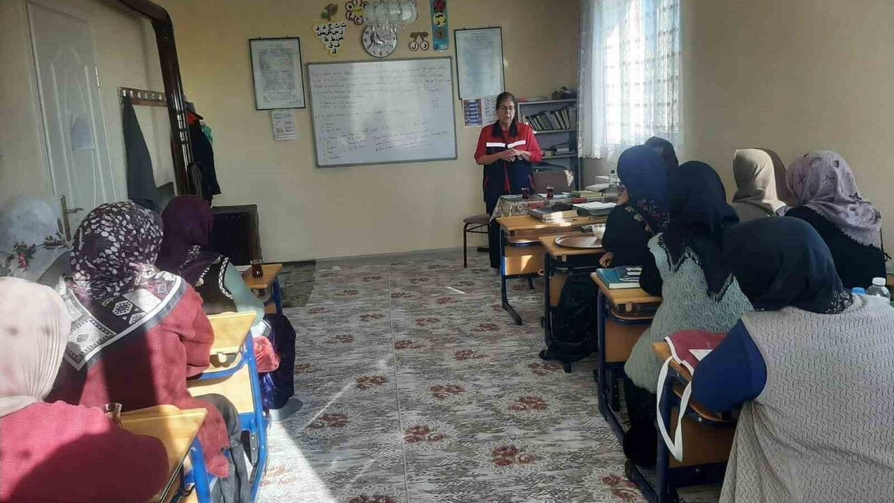 Kadın Çiftçilere Yönelik Eğitimler Devam Ediyor